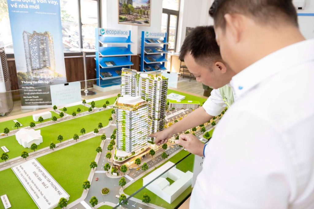 Khách mời quan sát mô hình kiến trúc Song Anh tại lễ động thổ dự án nhà ở xã hội Buôn Ma Thuột.