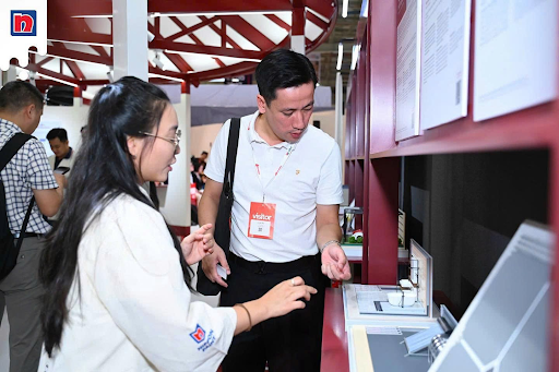Khách tham quan trải nghiệm mô hình triển lãm Nippon Paint tại gian hàng VIBE 2026 SECC